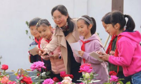 学生们心里的“萤火虫老师”